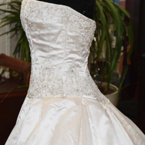 Reem Acra Rich Wedding Dress Size 10 in Ivory - Style Name is Rich - Sample - Picture 6 of 13